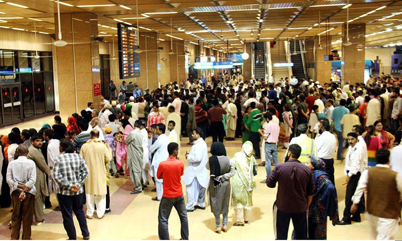 Around 500 stranded pakistanis return