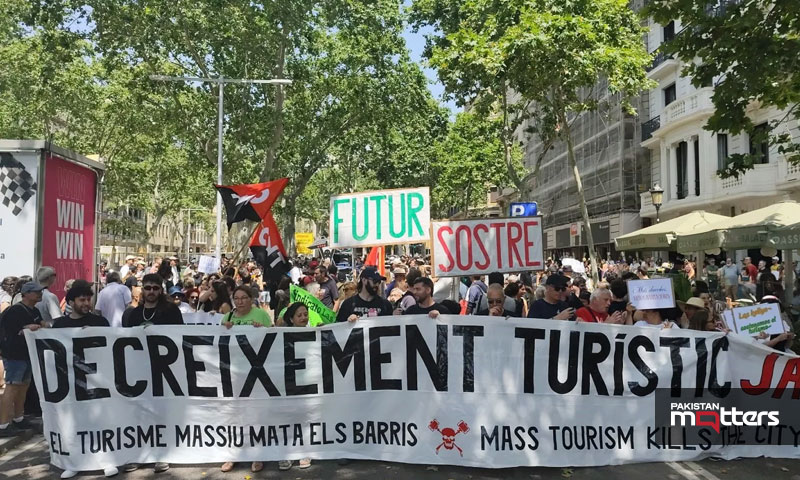 Hundreds gather in barcelona