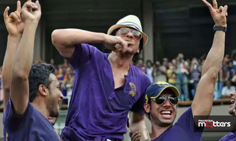 Shah rukh khan signs two star pakistani players for knight riders team