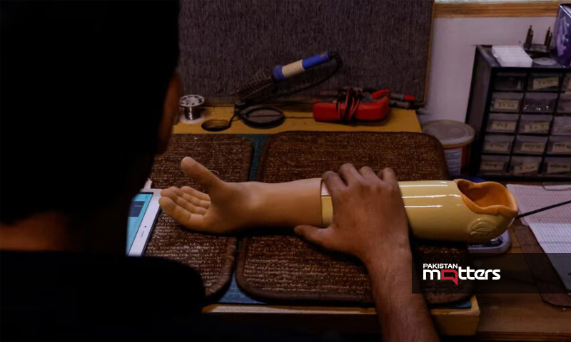 Artificial hand.