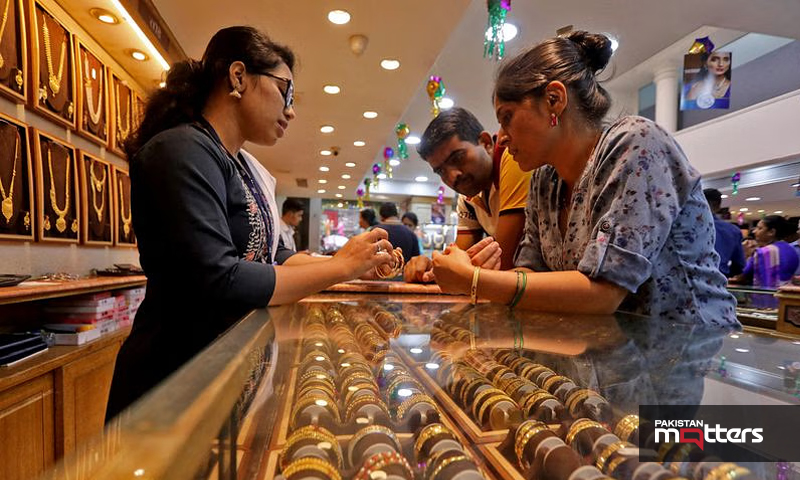 Gold rises on weaker dollar