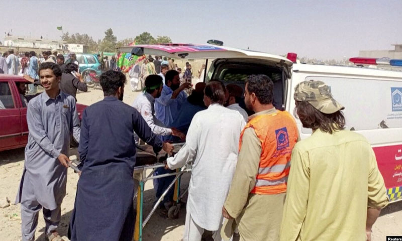 Gunmen kill 5 workers in pakistan's restive south