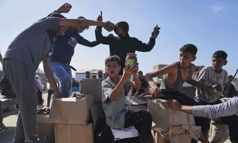Palestinians carry boxes containing food and humanitarian aid packages dpalestinians carry boxes containing food and humanitarian aid packages d